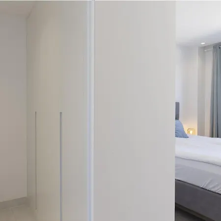 아파트 Stylish With Large Terrace In Higueron 푸엔히롤라