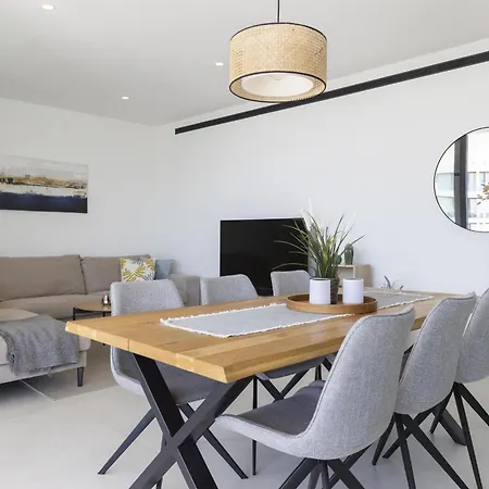Stylish With Large Terrace In Higueron 푸엔히롤라