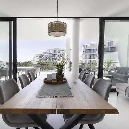 Stylish With Large Terrace In Higueron דירה פואנגירולה