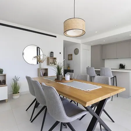 아파트 Stylish With Large Terrace In Higueron