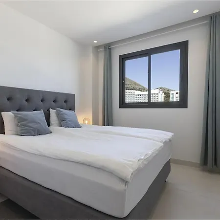 Stylish With Large Terrace In Higueron 푸엔히롤라