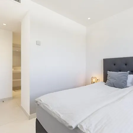 아파트 Stylish With Large Terrace In Higueron