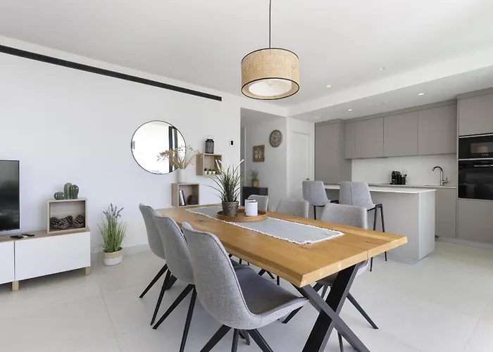 Appartamento Stylish With Large Terrace In Higueron